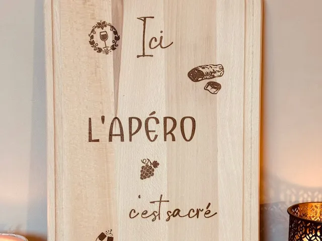 Planche à découper en bois avec inscription Ici l'apéro c'est sacré