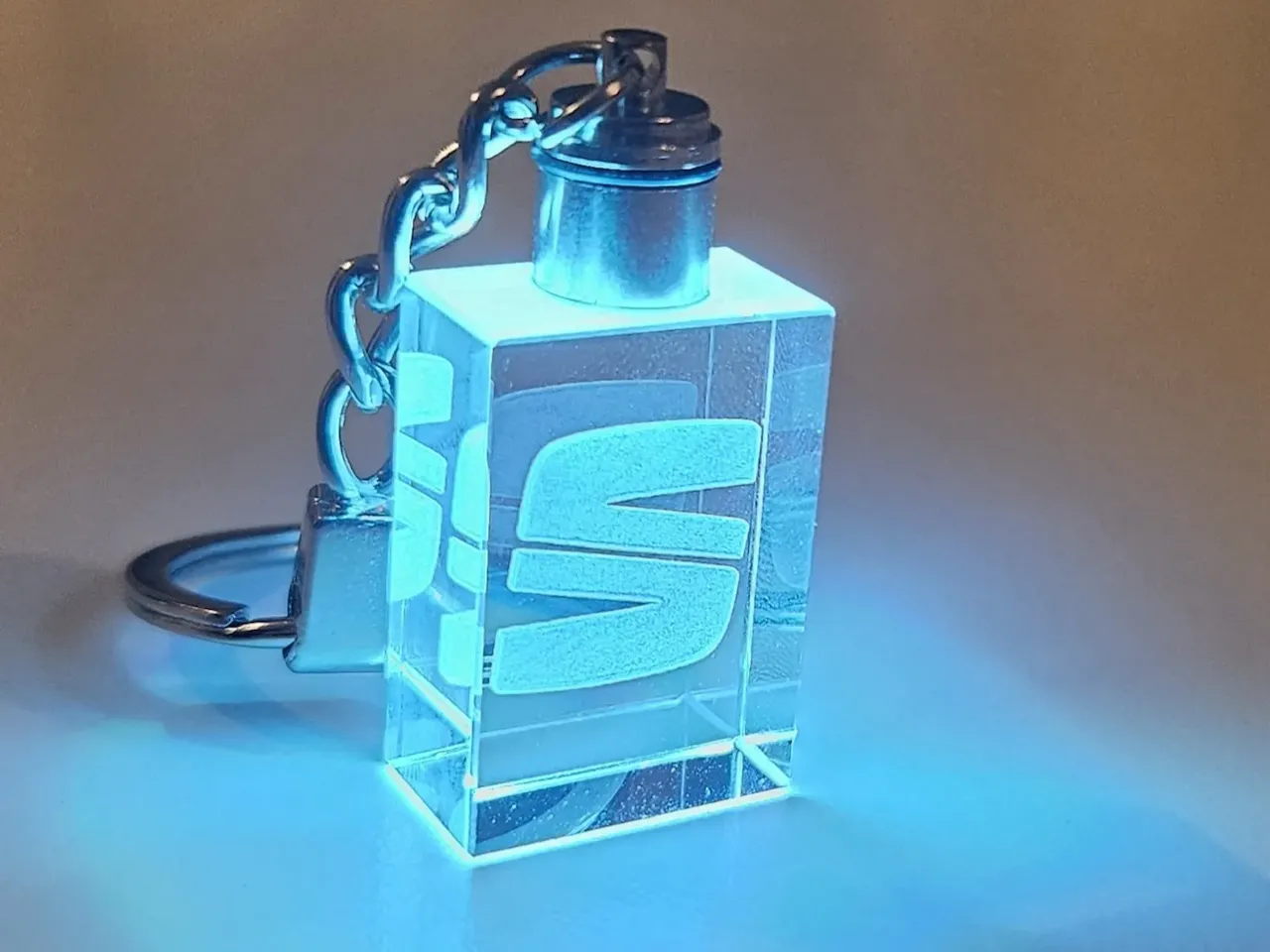 [Laser cut and engrave] Porte-clés lumineux en cristal avec logo Seat