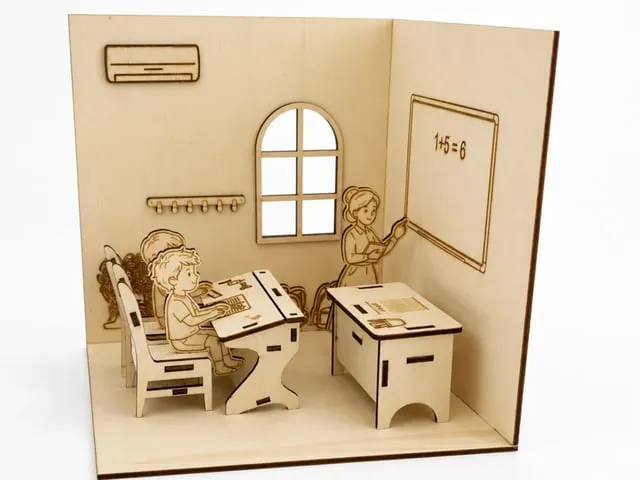 Diorama in miniatura di un'aula scolastica con maestra e alunni