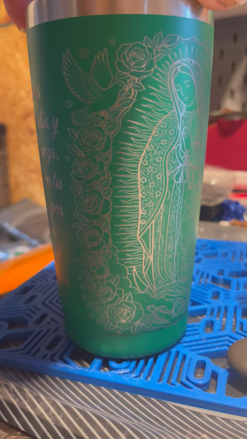 [Laser cut and engrave] Vaso térmico verde con diseño de la Virgen de Guadalupe