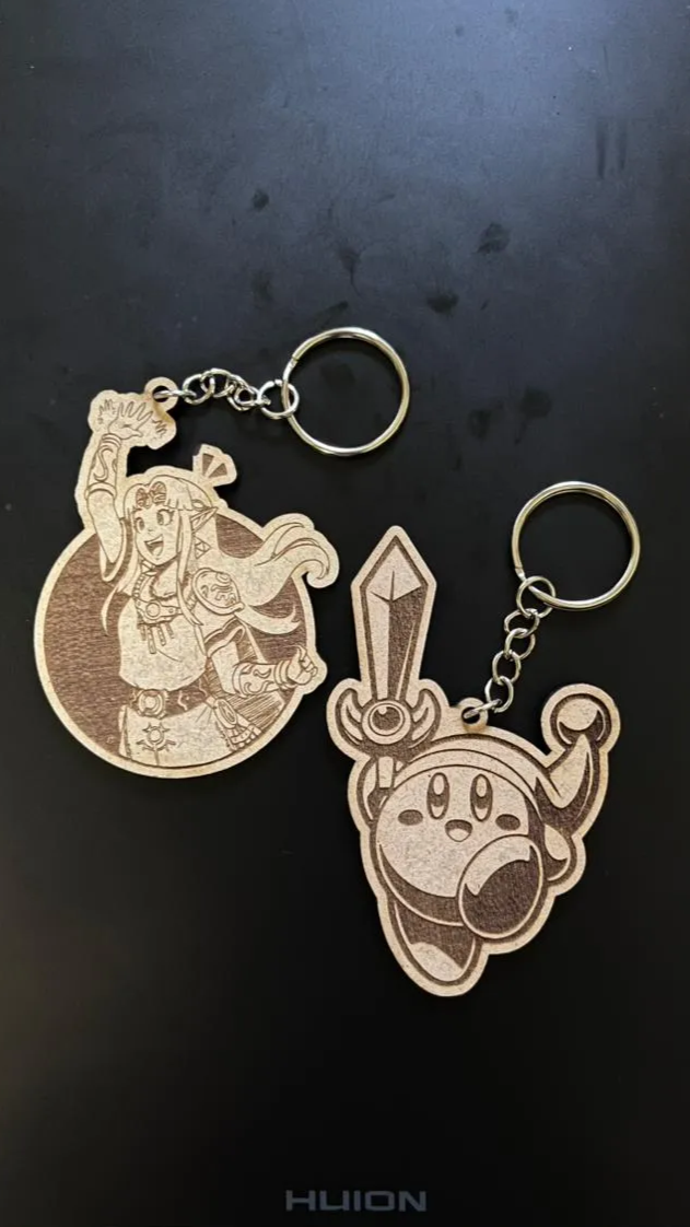 [Laser cut and engrave] Llaveros de madera con personajes de videojuegos en expositor rosa