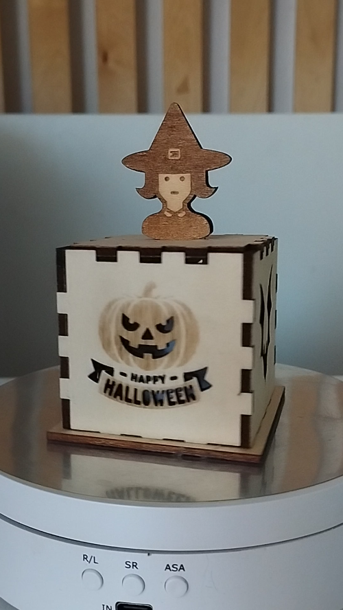 [Laser cut and engrave] Boîtes de rangement carrées en bois avec motifs de sorcière et citrouille d'Halloween