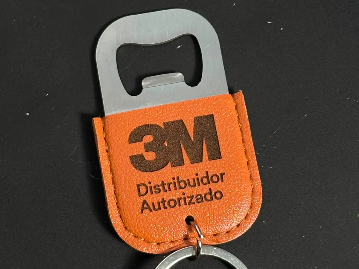 Llavero destapador de cuero naranja PU o sintetico