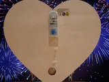 [Laser cut and engrave] Herzförmige LED-Holzlampe mit Liebespaar-Motiv Unter einem Himmel