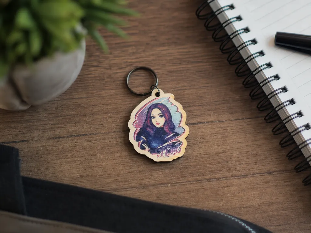 Porte-clés en bois illustré représentant le personnage de Mal