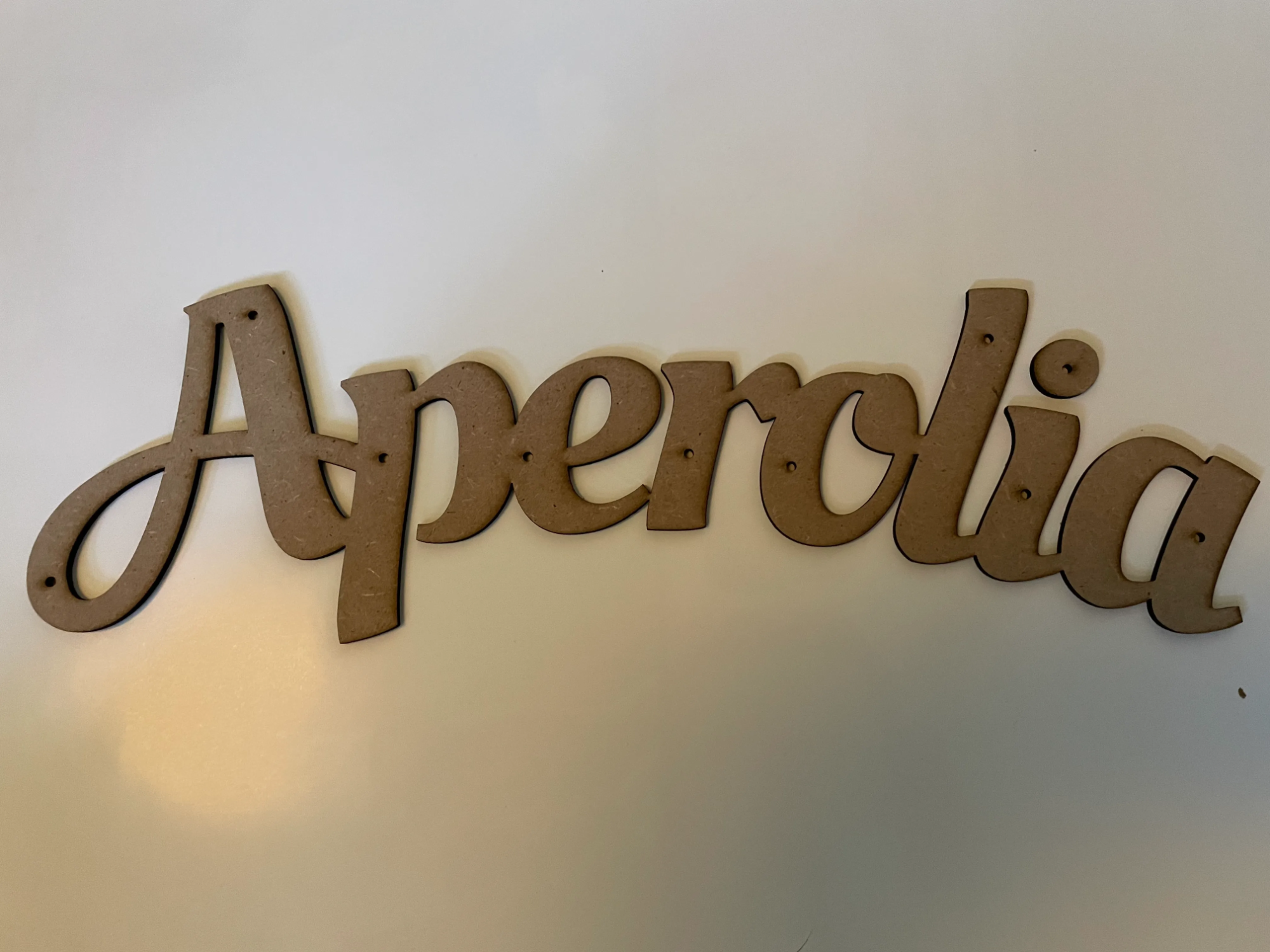 Personalisierter Schriftzug Aperolia aus Holz