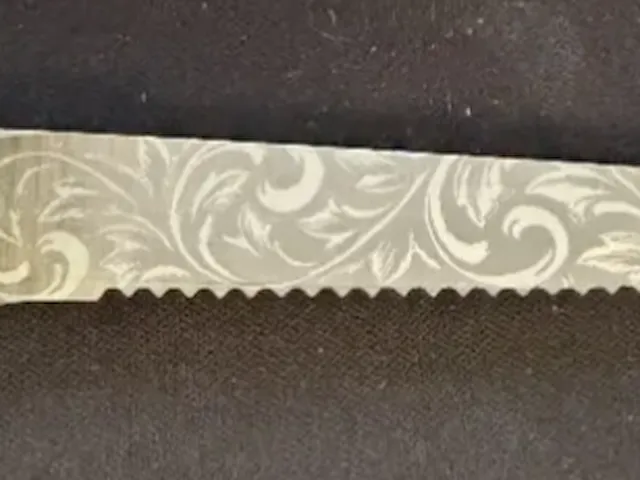 Couteau à pain avec motif floral gravé