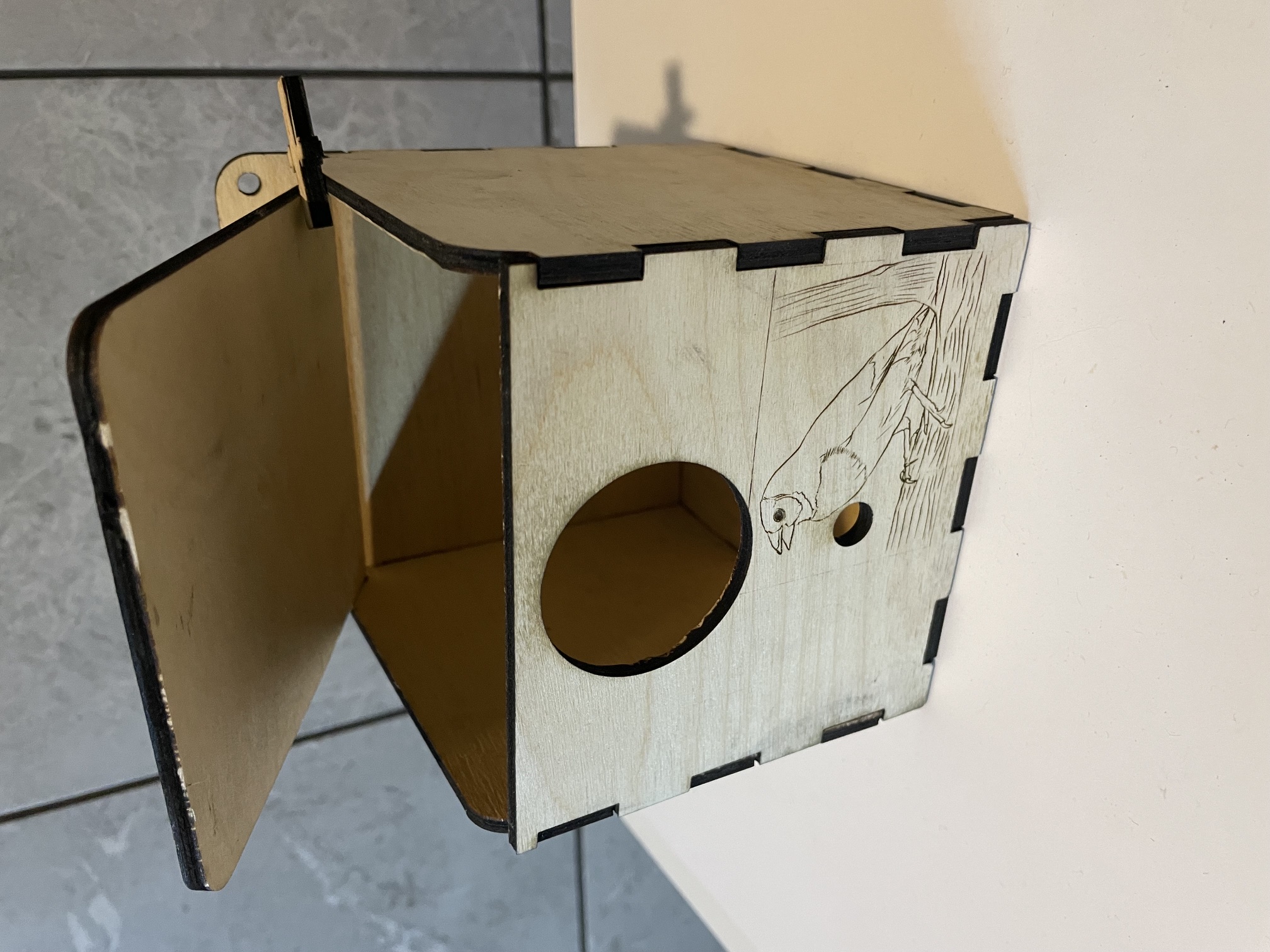 [Laser cut and engrave] Drewniana budka lęgowa dla ptaków z grawerem