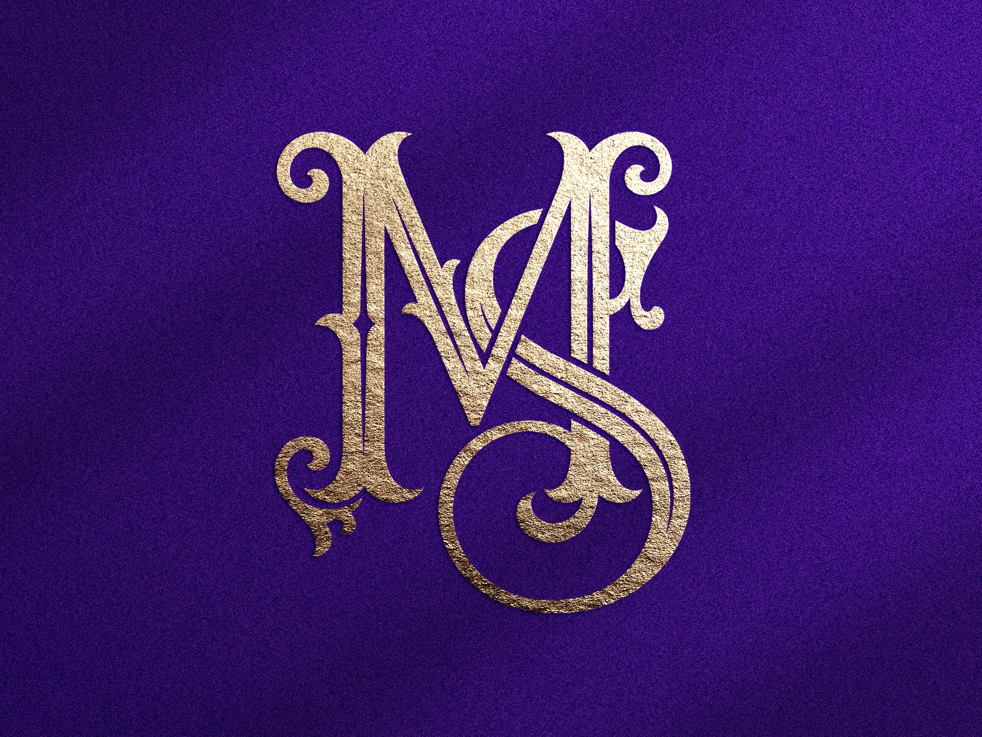 Monogramme doré avec lettres M et S sur fond violet