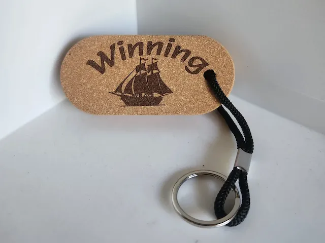 Kork-Schlüsselanhänger mit Segelschiff-Motiv und Schriftzug Winning