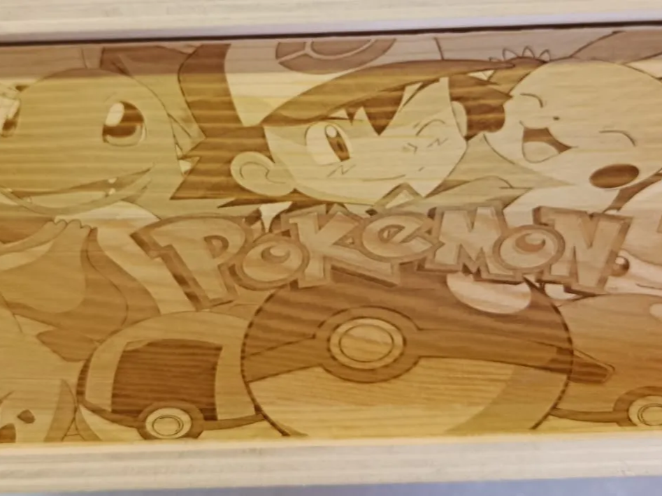 Plateau en bois avec illustration de Sacha, Pikachu et Salamèche