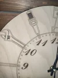 [Laser cut and engrave] Dřevěné nástěnné hodiny s motivem automobilových součástek a nářadí