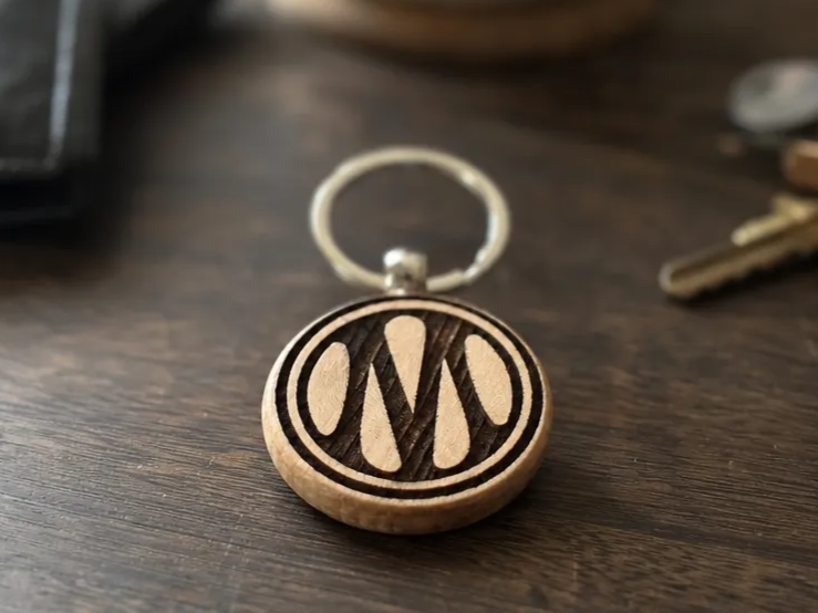 Porte-clés rond en bois avec motif de l'OM