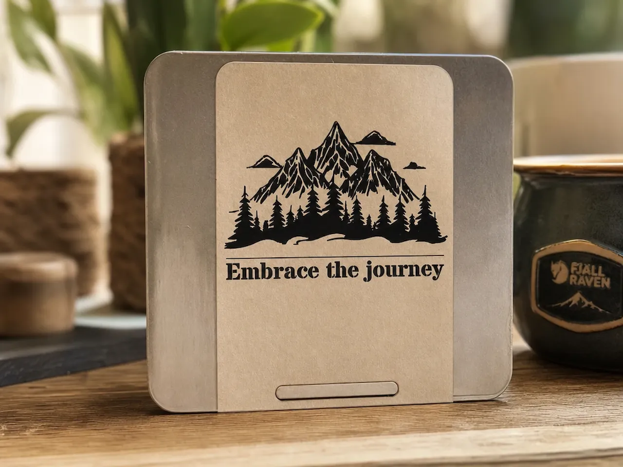 [Laser cut and engrave] Boîte en métal avec illustration de montagne et inscription Embrace the journey