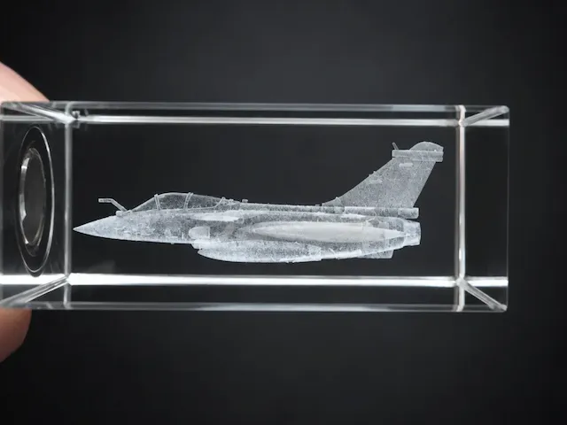 Bloc en verre avec avion de chasse Rafale gravé en 3D