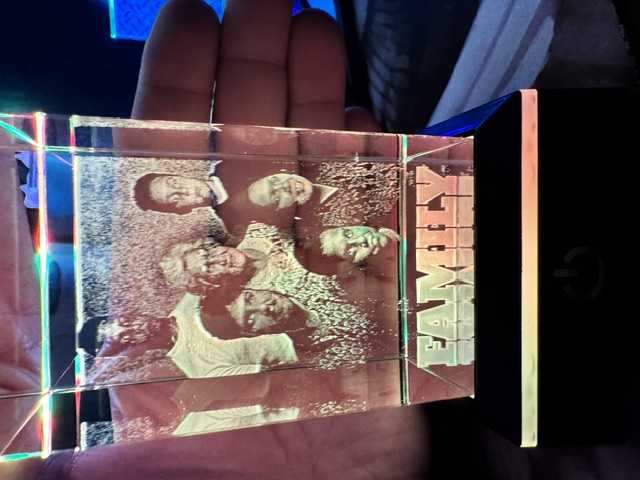 [Laser cut and engrave] Family portrait crystal block with illuminated base