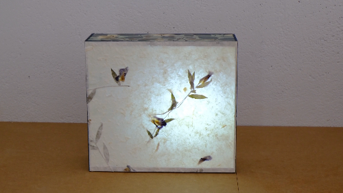 [Laser cut and engrave,Inkjet printing,Foil transfer,Other] Lámpara de mesa rectangular con papel artesanal y motivos florales