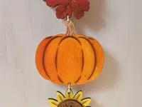 [Laser cut and engrave] Runder Türhänger Hallo Herbst mit Igel Kürbis und herbstlichen Blättern
