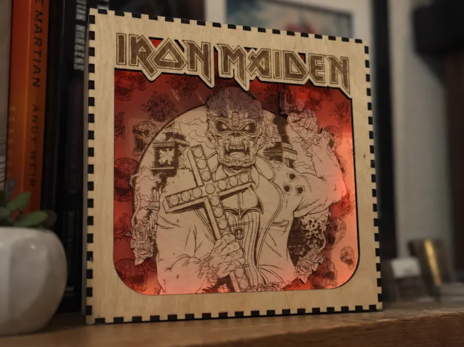 Cadre lumineux en bois Iron Maiden avec Eddie