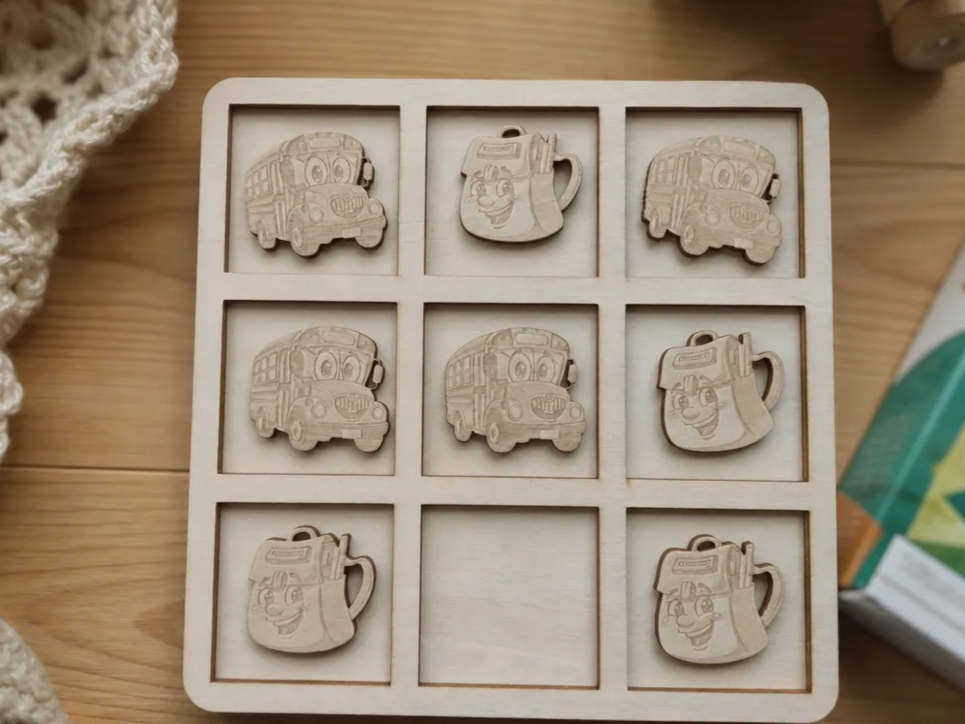 Jeu de morpion en bois avec motifs de bus scolaire et cartable