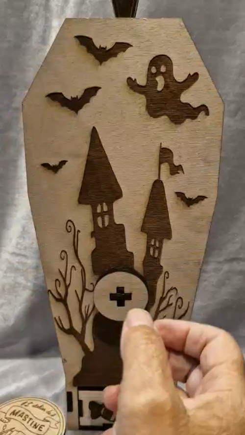 [Laser cut and engrave] Boîte cercueil en bois avec motif de château hanté pour Halloween
