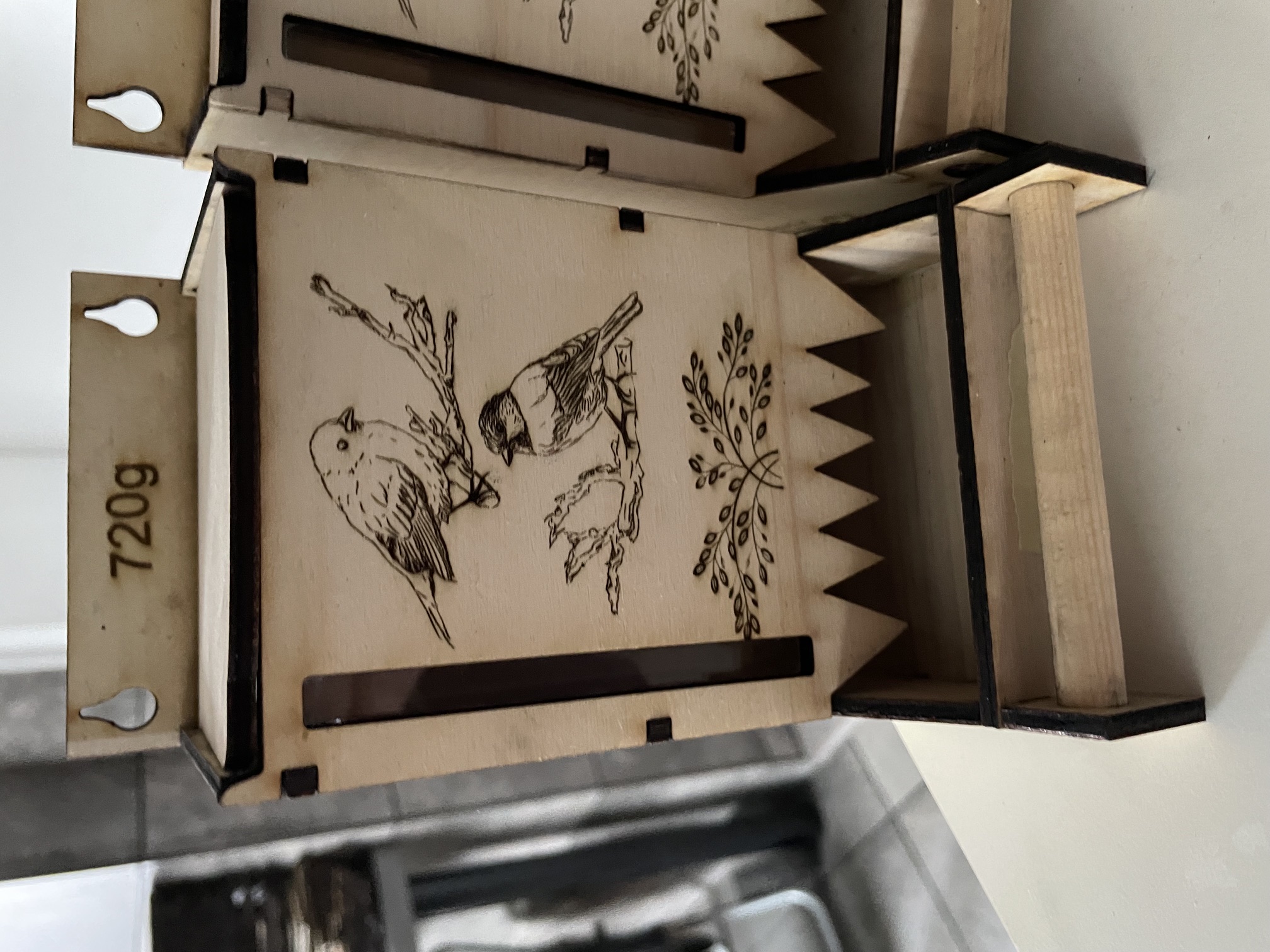 [Laser cut and engrave] Drewniany karmnik dla ptaków z motywem ptaków