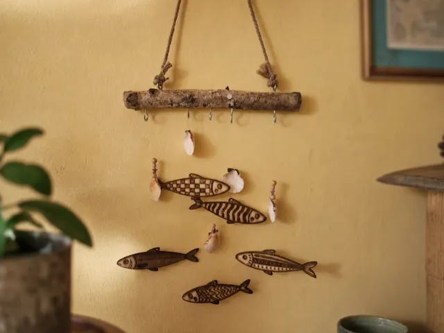 Wandbehang mit Fischen und Muscheln im maritimen Stil