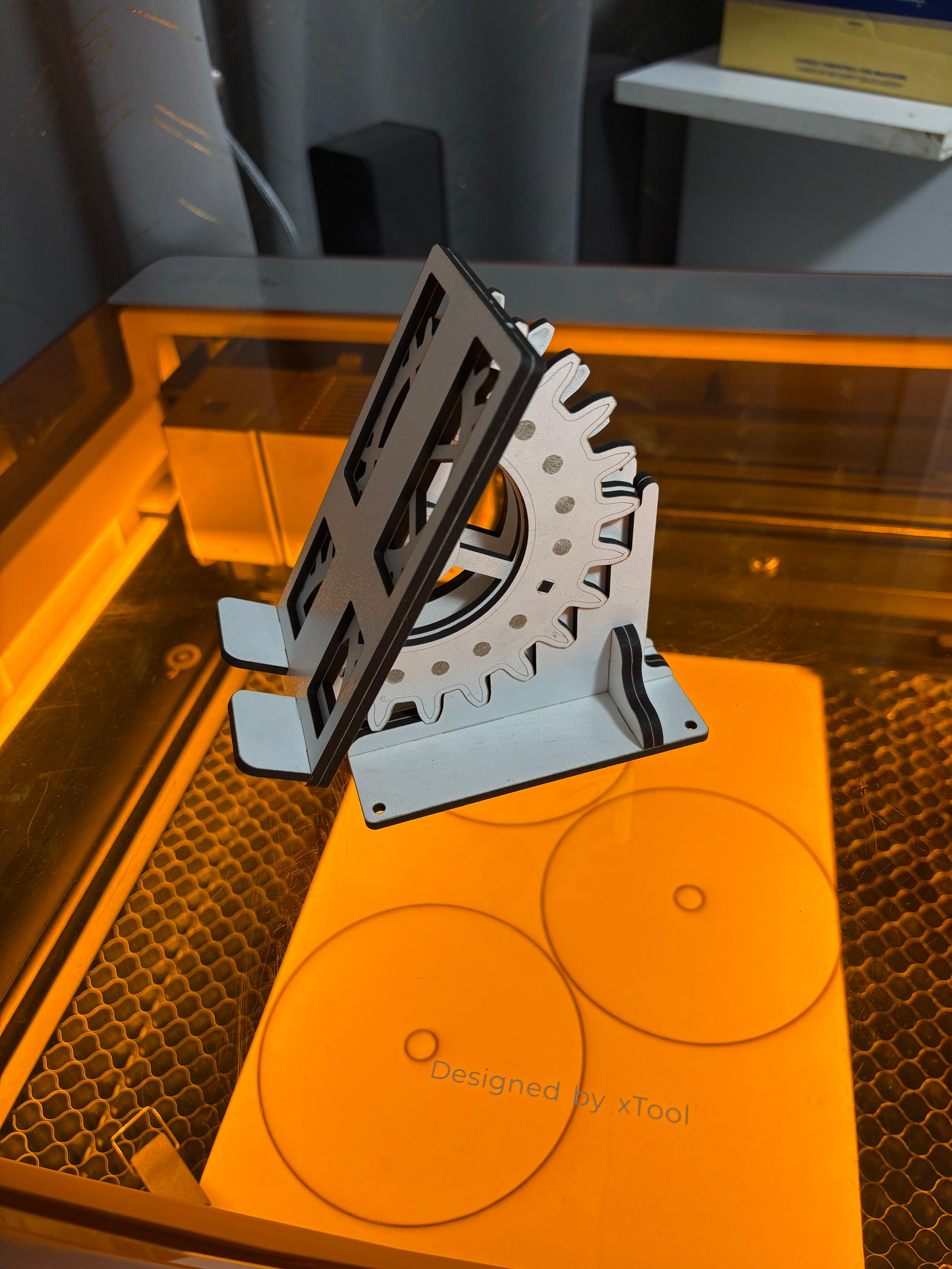 [Laser cut and engrave] Supporto regolabile per smartphone con ingranaggio meccanico