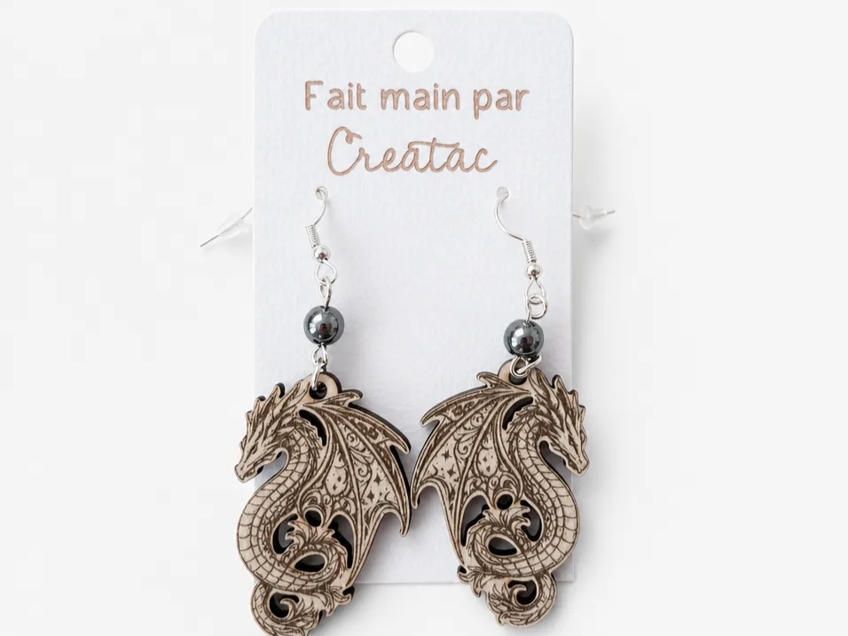 Boucles d'oreilles pendantes en forme de dragon – Bijou fantasy en bois gravé