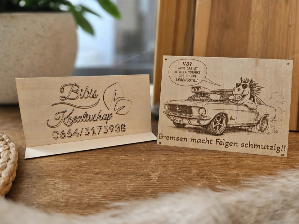 Holzschild mit lustigem Pferd im Muscle Car Motiv