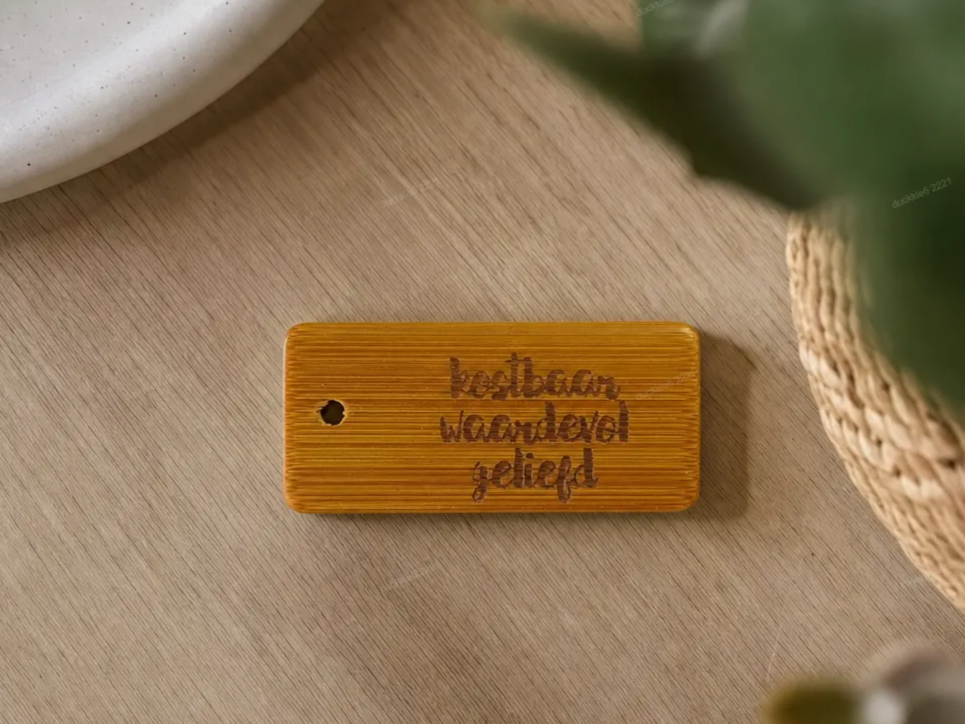 Rectangular bamboo tag with Dutch text