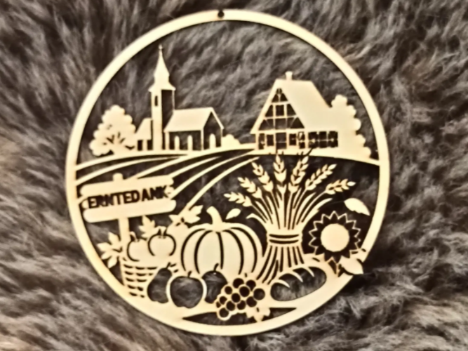 Runder Erntedank Türkranz mit Dorflandschaft und herbstlichen Motiven