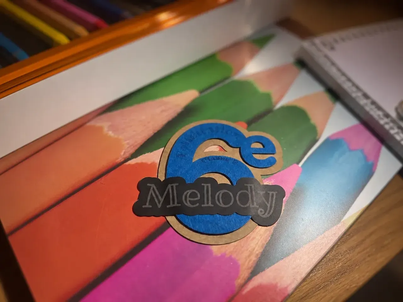 [Laser cut and engrave] Badge personnalisé avec le prénom Melody et la mention 6e