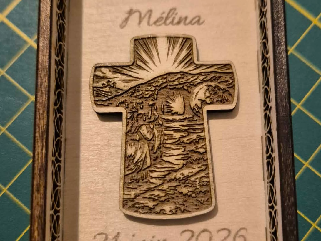 Croix religieuse personnalisée avec prénom et date pour communion