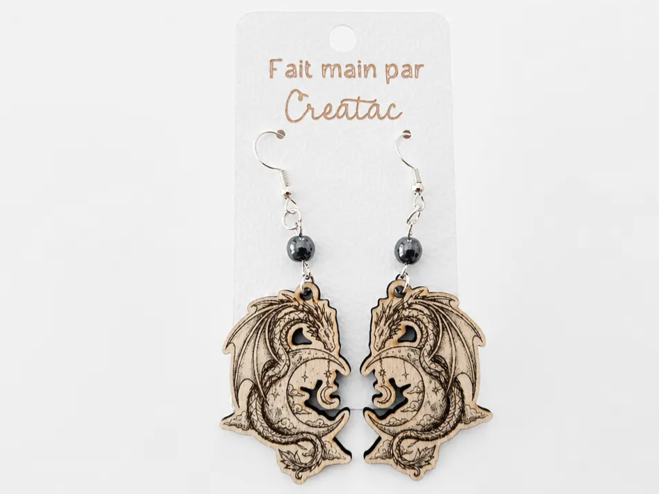 Boucles d'oreilles pendantes en bois motif dragon et lune – Élégance Fantasy en bois gravé