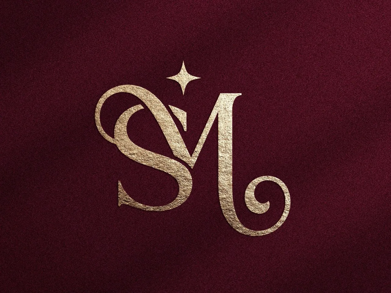 [Laser cut and engrave] Monogramme doré avec lettres entrelacées SM sur fond texturé bordeaux