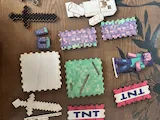 [Laser cut and engrave,Inkjet printing] Figurine Minecraft personnalisée avec Steve et Creeper sur socle bloc de terre