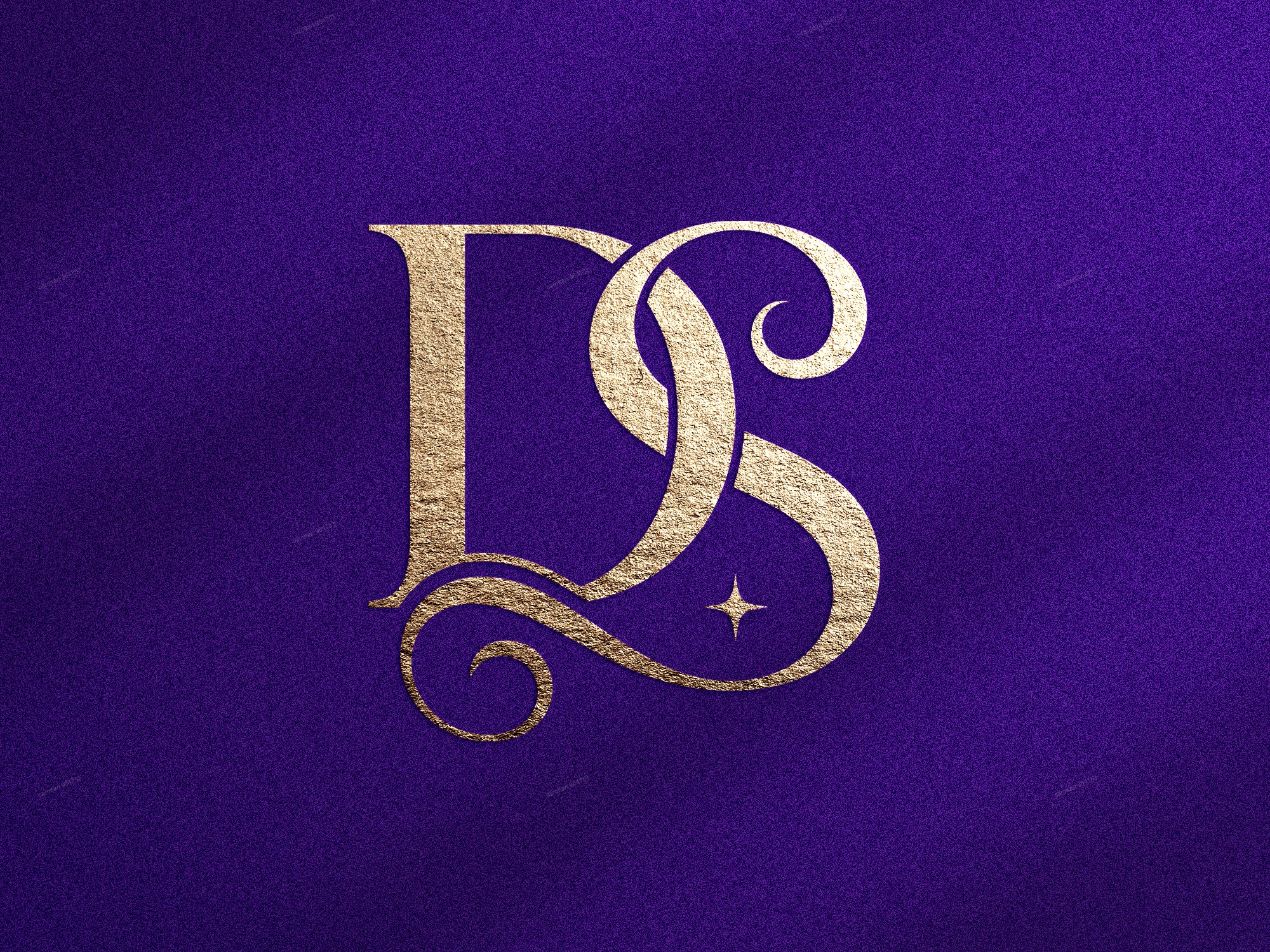Monogramme doré avec lettres DS sur fond texturé violet