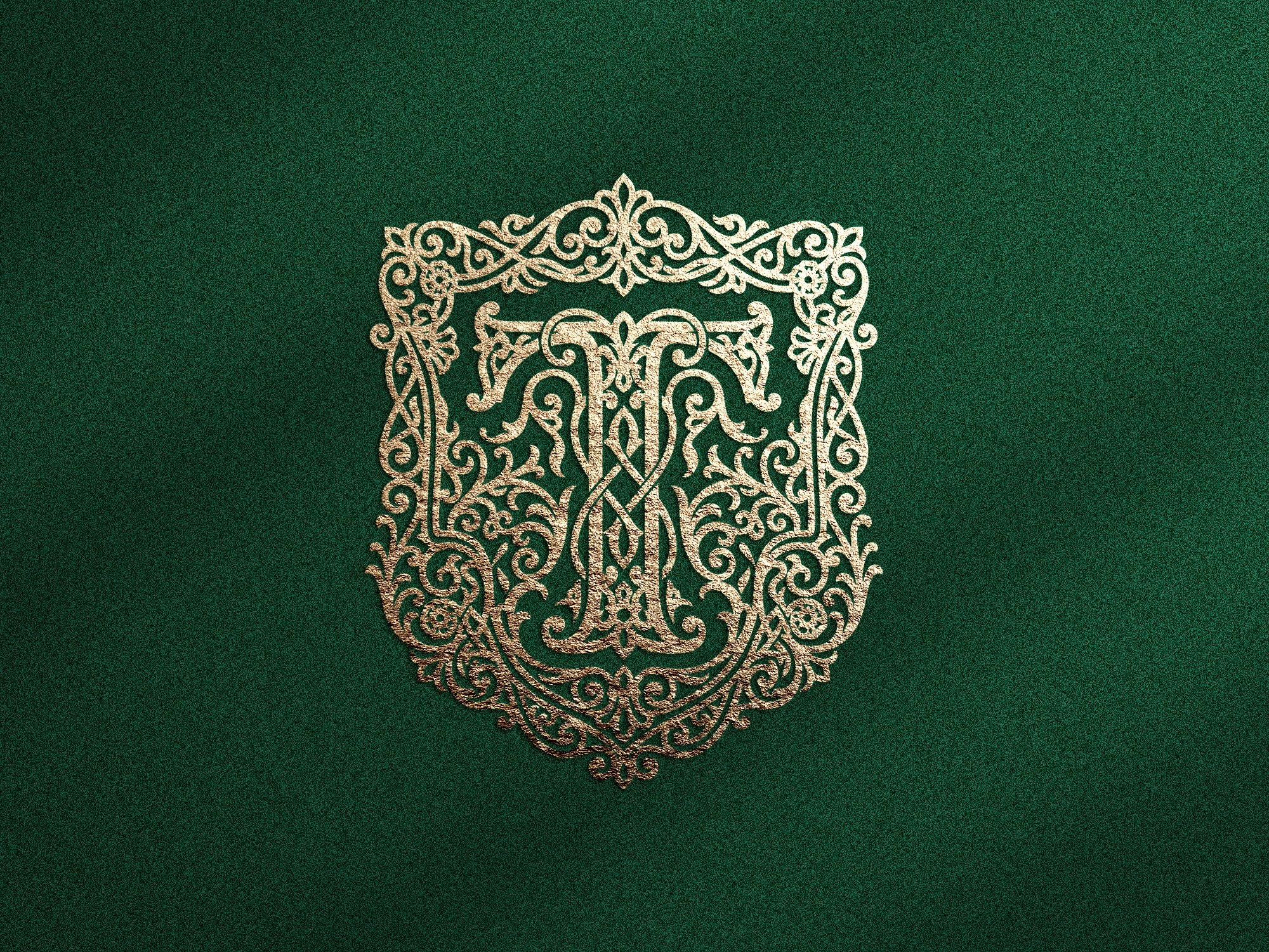 Monogramme lettre T doré avec ornementation florale sur fond vert