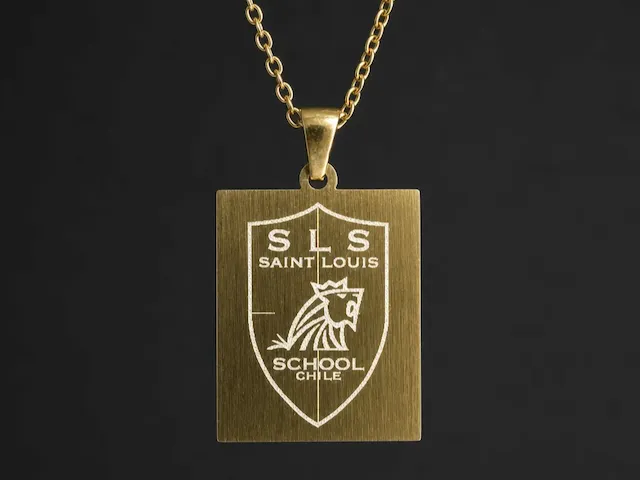 Colgante rectangular dorado con escudo del colegio Saint Louis School Chile