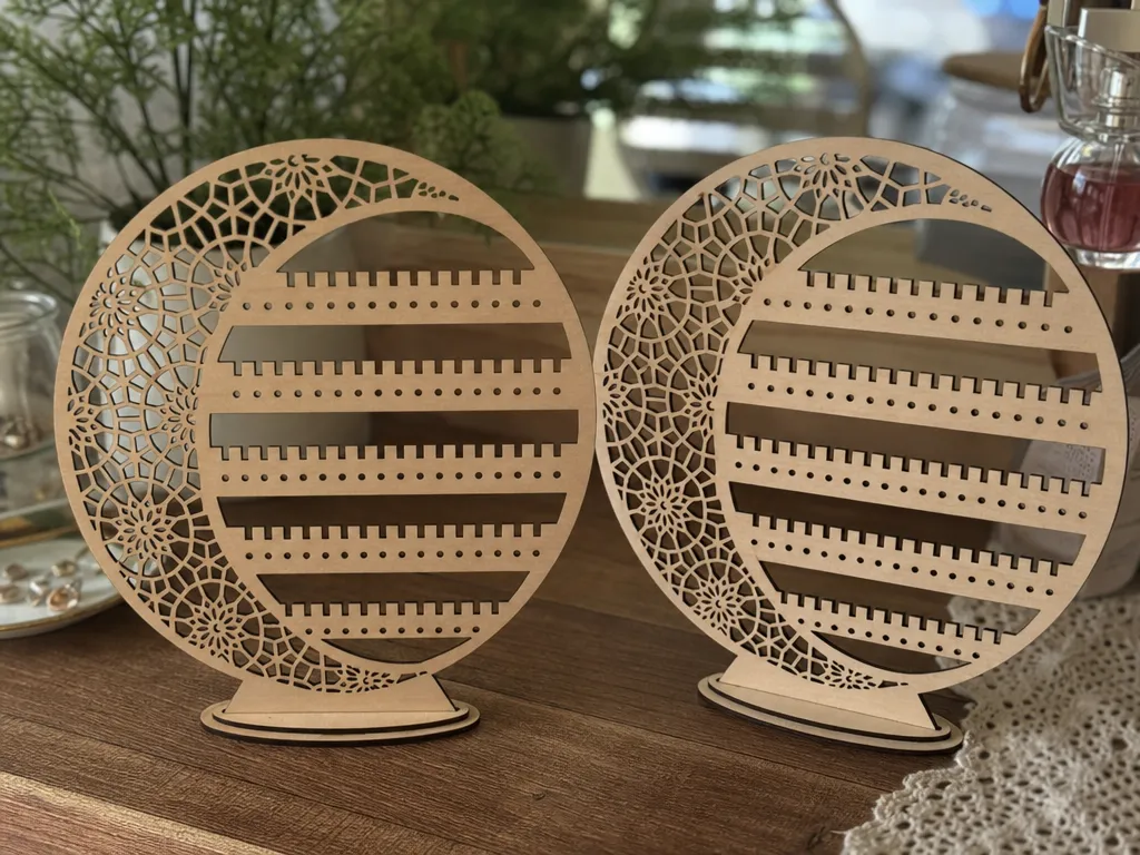Présentoir à bijoux en forme de croissant de lune avec motifs géométriques