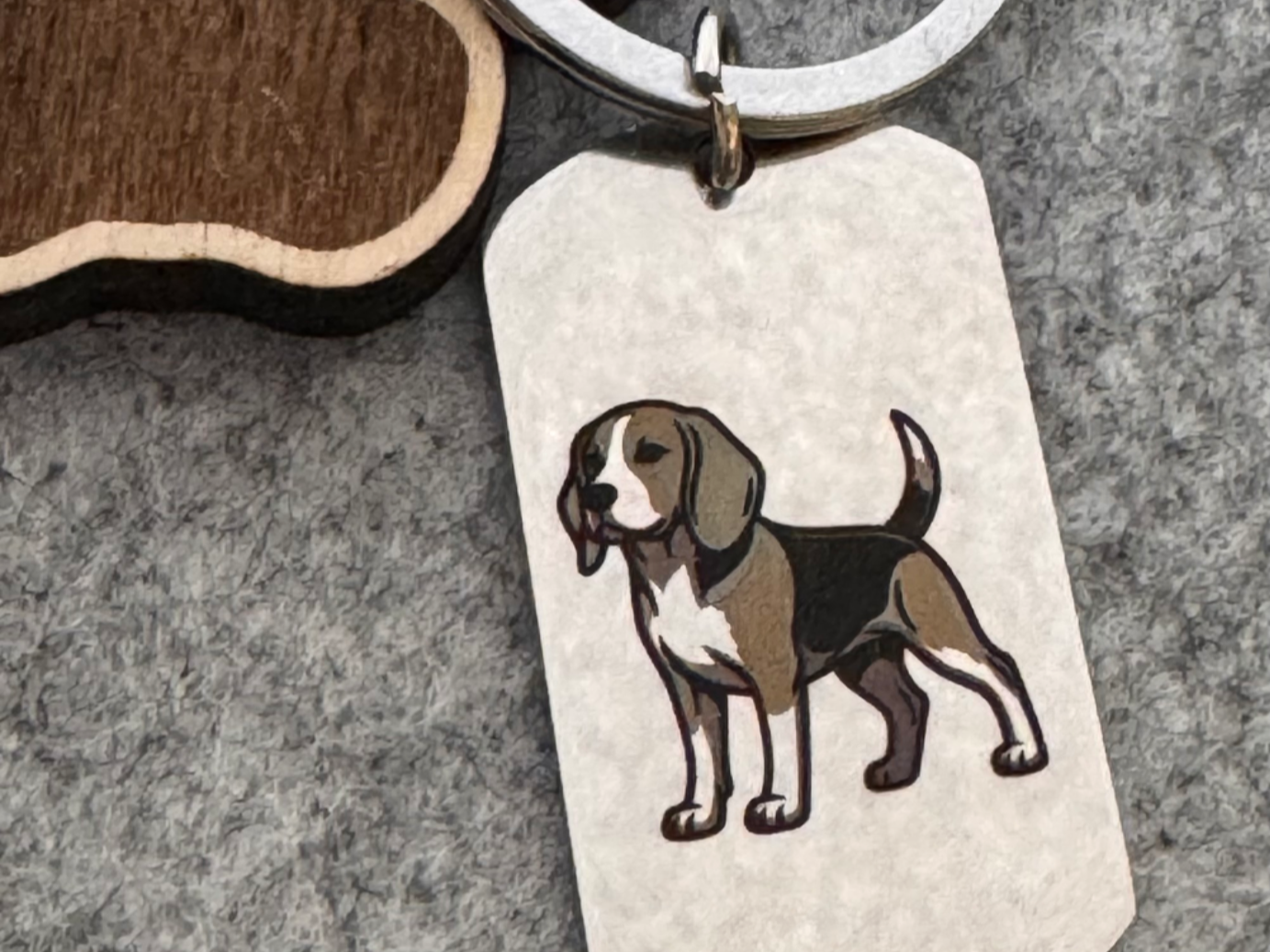 Schlüsselanhänger mit Beagle Motiv, Farbgravur, Edelstahl