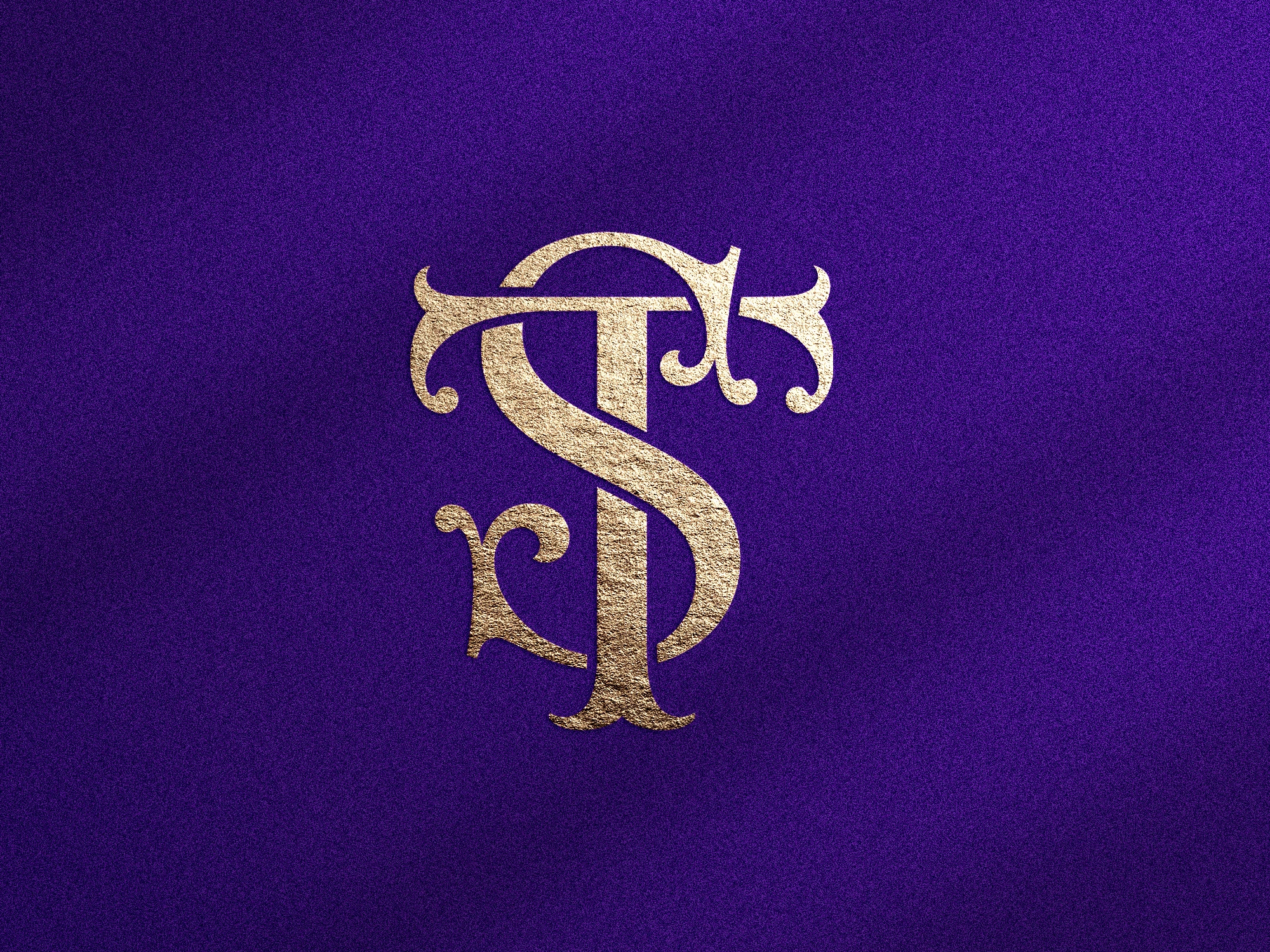 Monogramme doré avec les lettres S et T sur fond violet