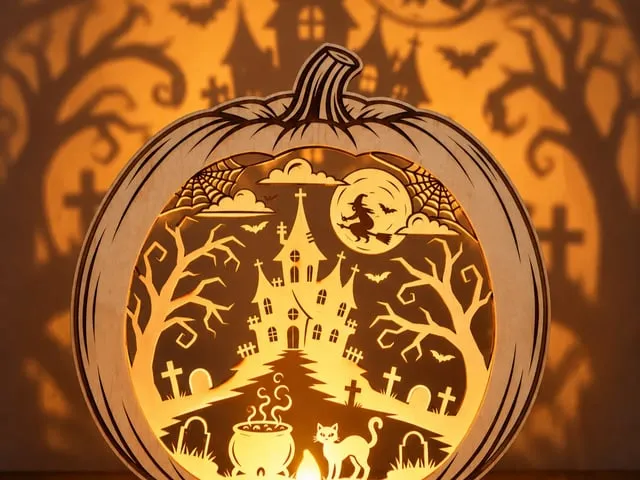 Halloweenská dřevěná svítící dýně s motivem strašidelného hradu a čarodějnice