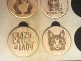 [Laser cut and engrave] Round wooden wall plaque featuring a grumpy cat giving the middle finger