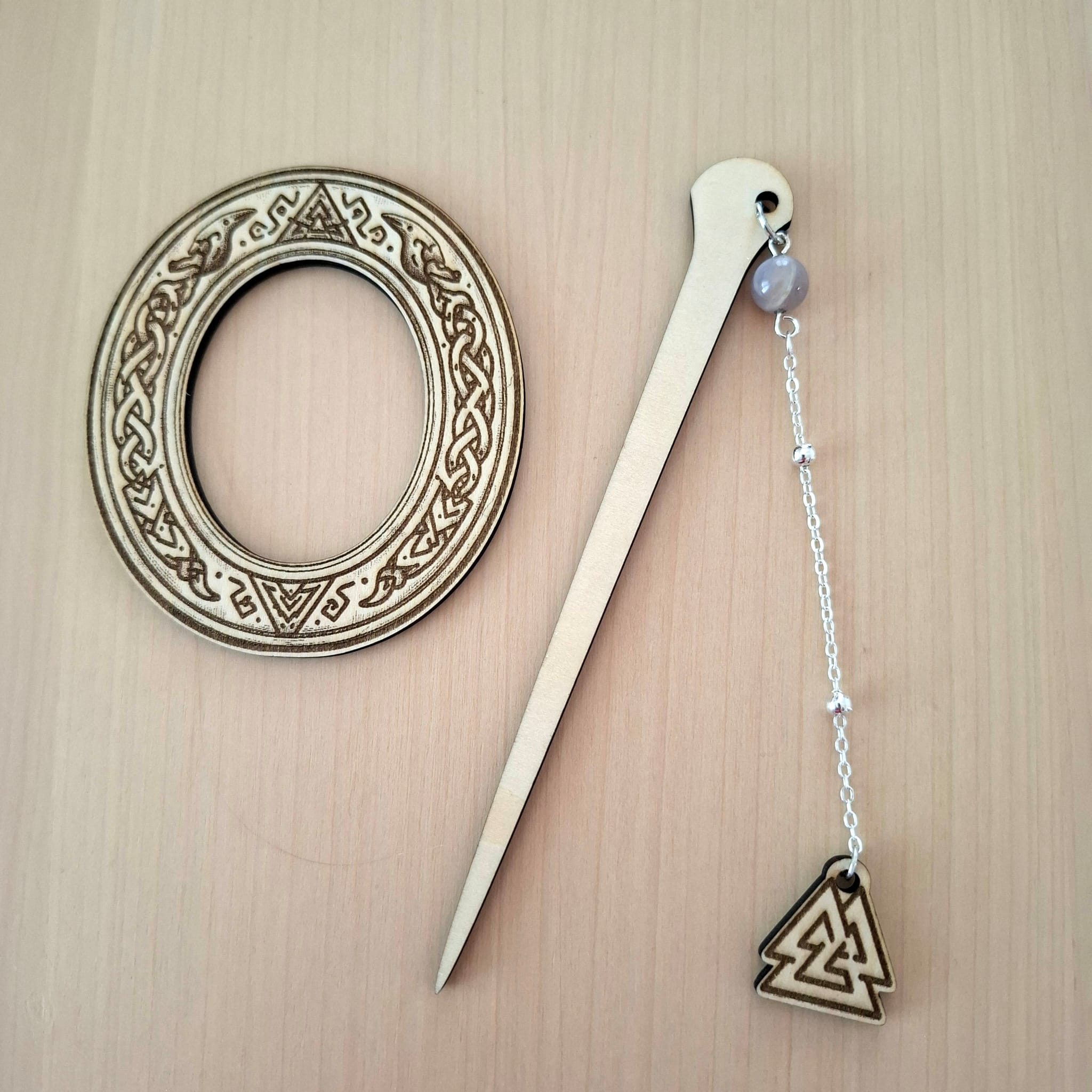 [Laser cut and engrave] Barrette à cheveux ronde en bois avec motif celtique et pendentif