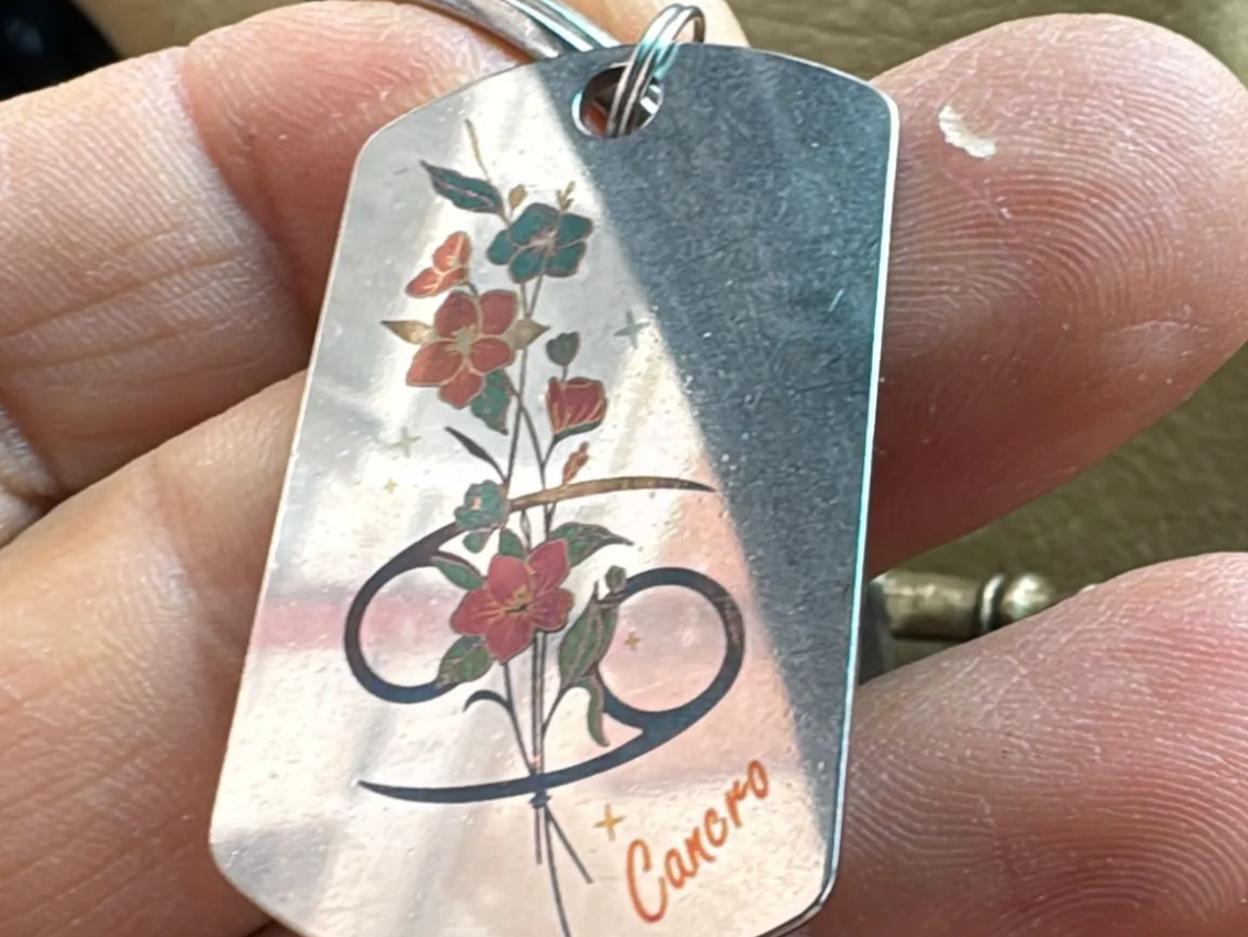 Portachiavi in metallo con segno zodiacale Cancro e decorazione floreale