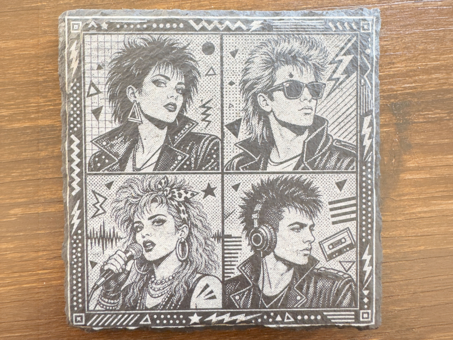 Quadratischer Schieferuntersetzer mit 80er Jahre Retro Musik Motiv