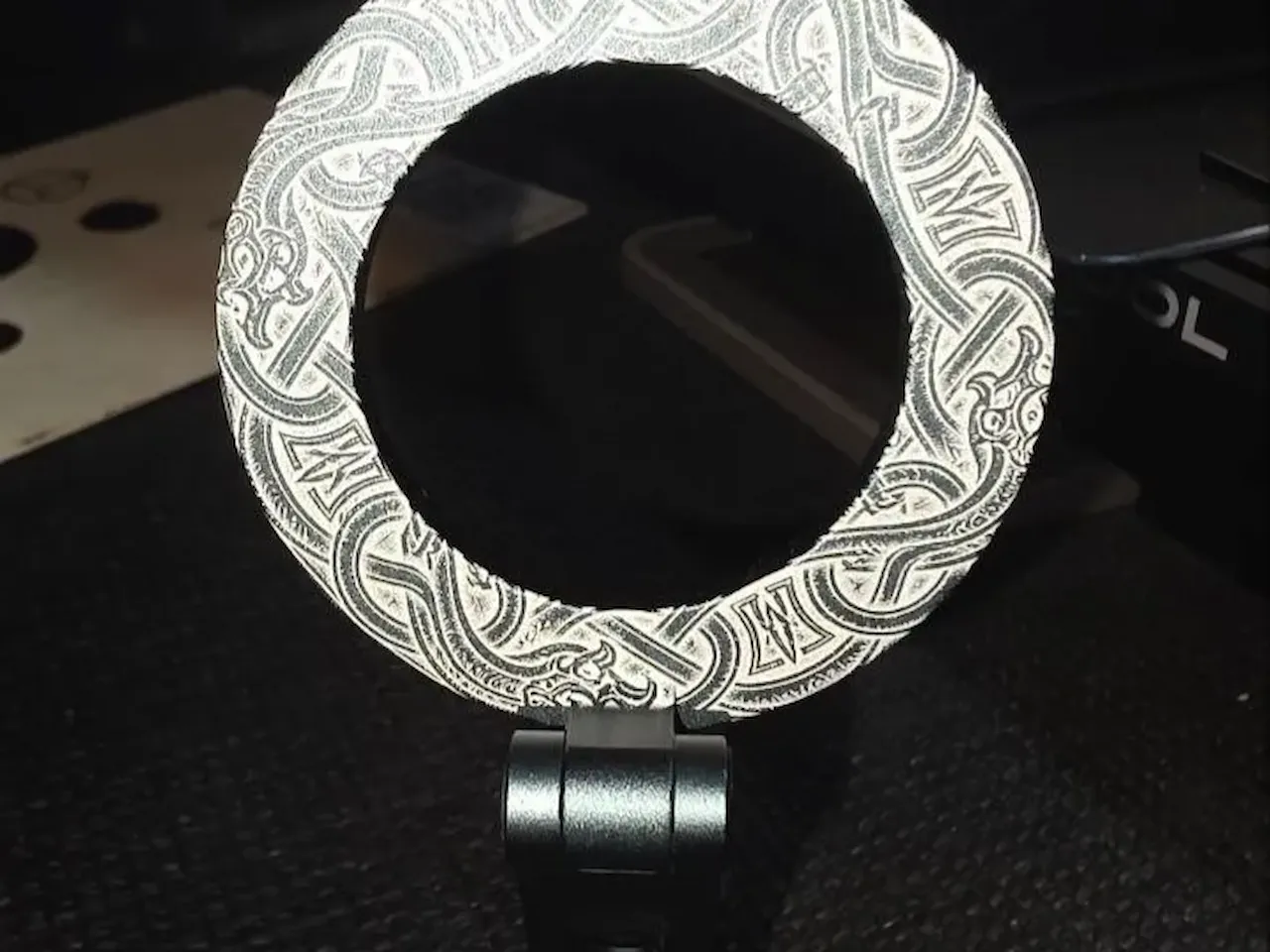 [Laser cut and engrave] Sottobicchiere circolare con decorazione a intreccio in stile vichingo