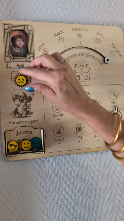 [Laser cut and engrave] Tableau Pense bête hebdomadaire personnalisable pour écolier